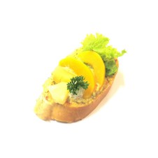 Chlebíček Hawai s kuřecím kari salátem